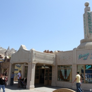 Shops-Cars-Land-010