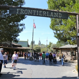 Frontierland-001