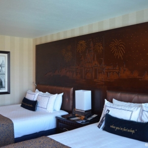 Disneyland-Hotel-Room-001