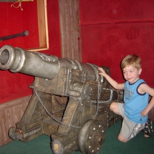 Mom, take a picture of me with the cannon!