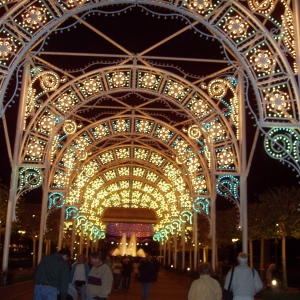 Holidays at Epcot- WS Walkway