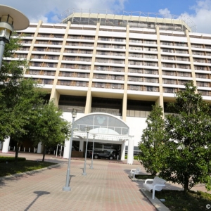 Contemporary-Resort-002