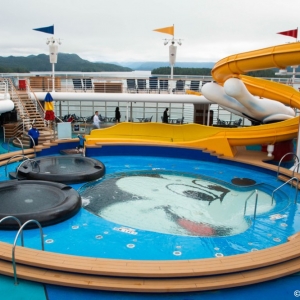 Disney-Wonder-Pool-Area-002