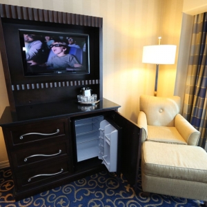 Disneyland-Hotel-Standard-Room-18