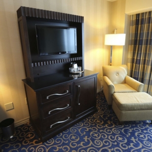 Disneyland-Hotel-Standard-Room-19