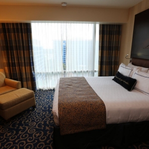 Disneyland-Hotel-Standard-Room-24