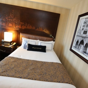 Disneyland-Hotel-Standard-Room-26