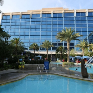 Disneyland-Hotel-Pool-14