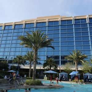 Disneyland-Hotel-Pool-15