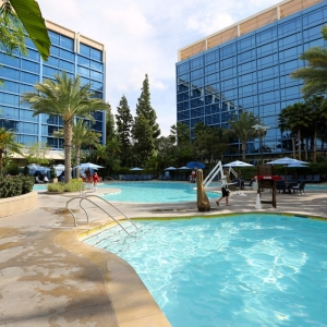 Disneyland-Hotel-Pool-17