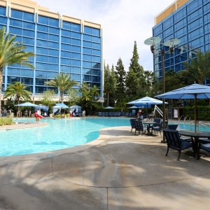 Disneyland-Hotel-Pool-18