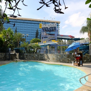 Disneyland-Hotel-Pool-19