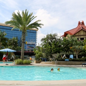 Disneyland-Hotel-Pool-20