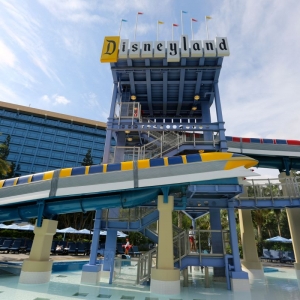 Disneyland-Hotel-Pool-22