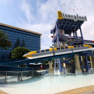 Disneyland-Hotel-Pool-23