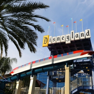 Disneyland-Hotel-Pool-25