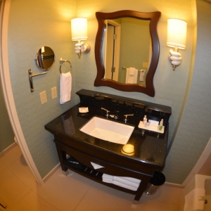 Disneyland-Hotel-Standard-Room-02