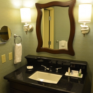 Disneyland-Hotel-Standard-Room-05