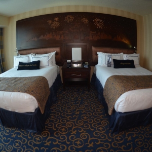 Disneyland-Hotel-Standard-Room-15