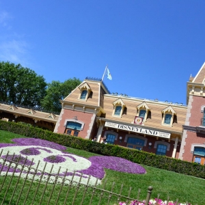 Disneyland-Entrance-01