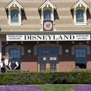 Disneyland-Entrance-02
