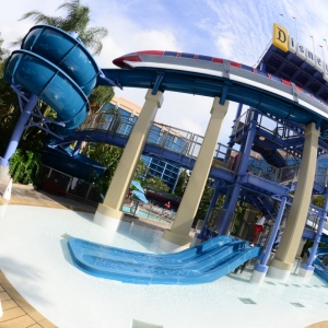 Disneyland-Hotel-Pool-01