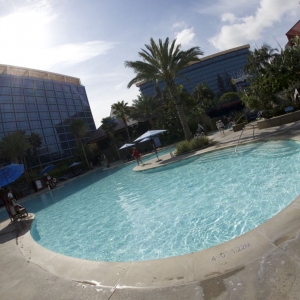 Disneyland-Hotel-Pool-03