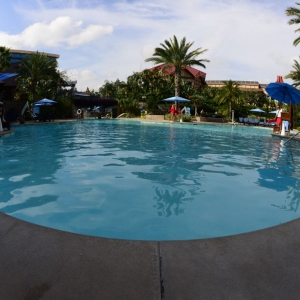 Disneyland-Hotel-Pool-04