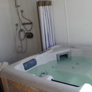 Couples villa hottub & shower