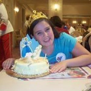 web_wdw_birthday_trip_erica_with_cake