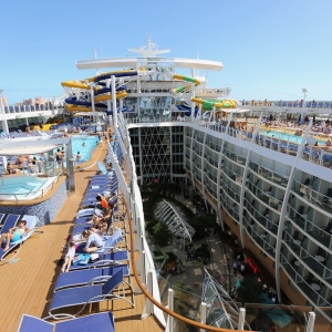 Pools-Recreation-Harmony-of-the-Seas-030