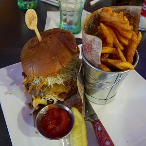 Planet-hollywood-bacon-mac-cheese-burger