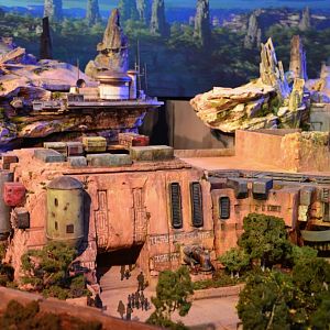 Star-Wars-Land-Model-22