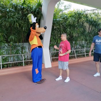 Goofy at Park entrance