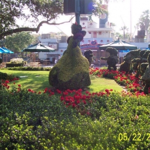 Snow White Topiary MGM