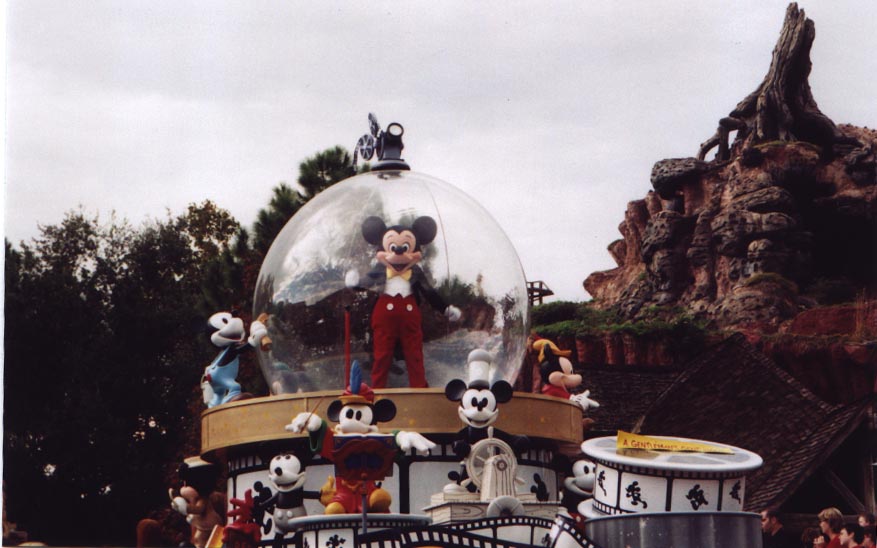2002-Mickey_Snowglobe_Splash