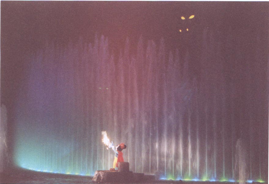 2004-Fantasmic_Mickey_defeats_the_dragon