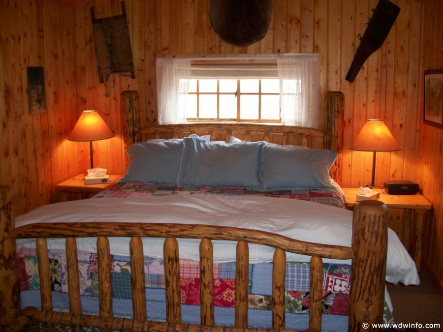 9-Brooks-Lake-Lodge-Cabin-004