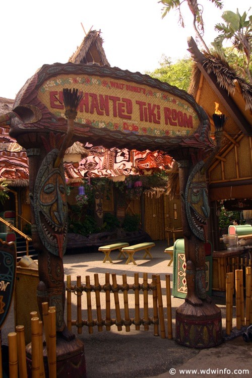 Adventureland_-_Enchanted_Tiki_Room_000