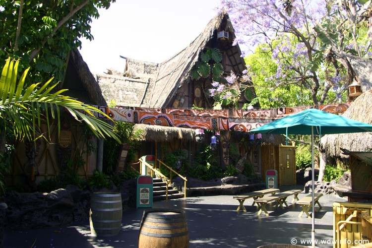 Adventureland_-_Enchanted_Tiki_Room_01