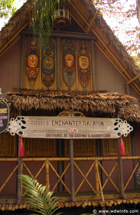 Adventureland_-_Enchanted_Tiki_Room_03