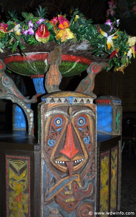 Adventureland_-_Enchanted_Tiki_Room_09