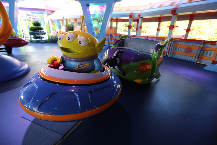 alien swirl saucers