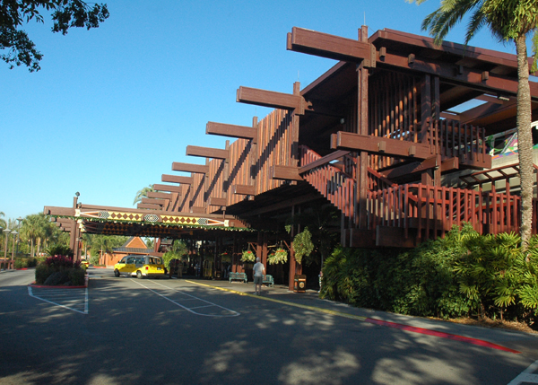 Arriving at the Polynesian Resort, entrance, monorail, arrival