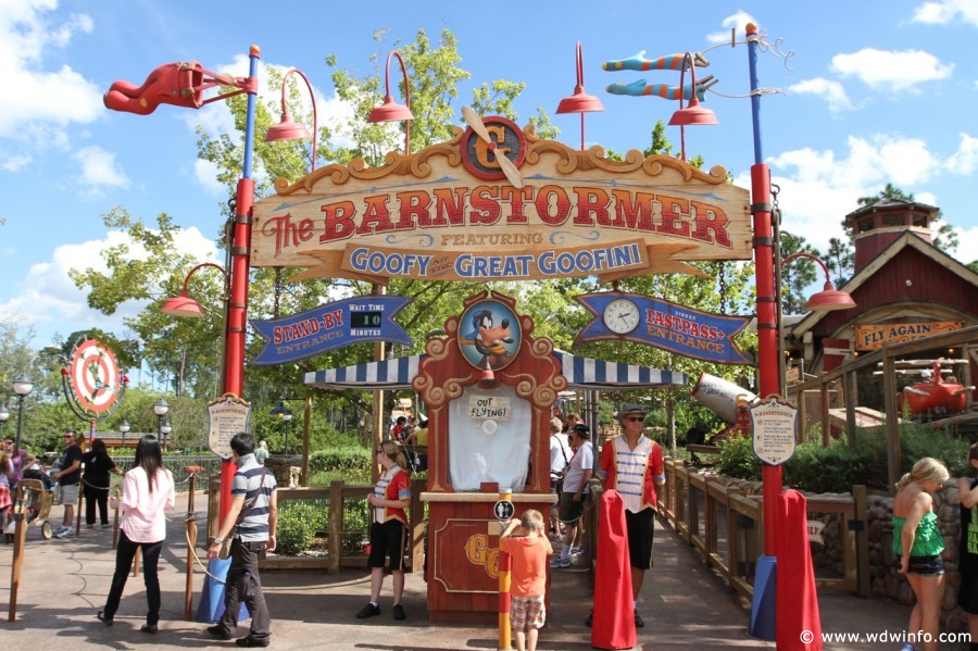 The Barnstormer featuring Goofy as the Great Goofini