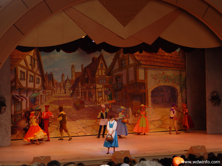 Beauty_and_the_Beast_Stage_Show_01