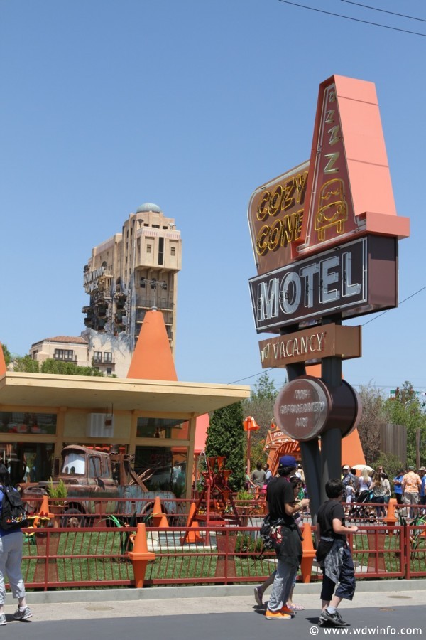 Cars-Land-017