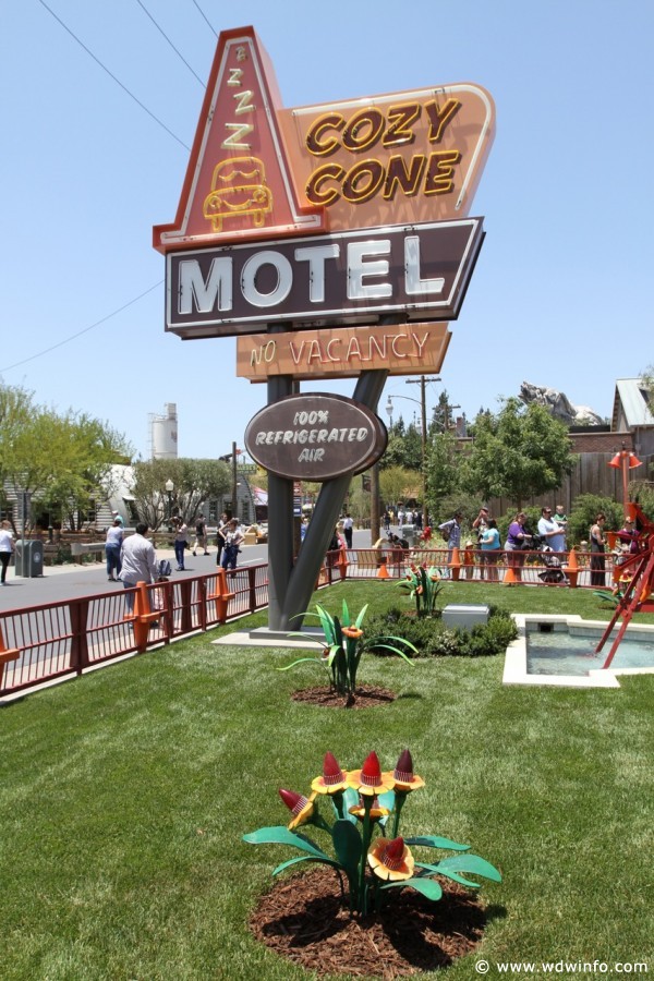 Cars-Land-019