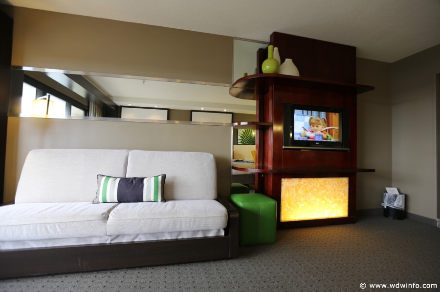 Contemporary-Resort-Room-017