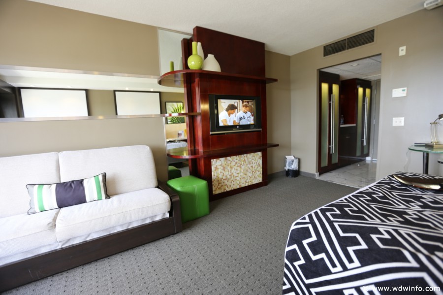 Contemporary-Resort-Room-018